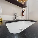 Appartement Erstklassiges Ferienapartment Citynah Mit 1 Schlafzimmer - Wifi, Tv, Kuechenzeile, Waschmaschine&trockner *
