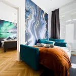 Erstklassiges Ferienapartment Citynah Mit 1 Schlafzimmer - Wifi, Tv, Kuechenzeile, Waschmaschine&trockner Appartement *