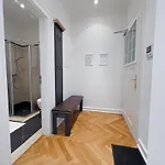 Erstklassiges Ferienapartment Citynah Mit 1 Schlafzimmer - Wifi, Tv, Kuechenzeile, Waschmaschine&trockner *