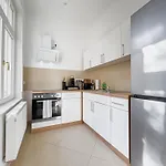 Erstklassiges Ferienapartment Citynah Mit 1 Schlafzimmer - Wifi, Tv, Kuechenzeile, Waschmaschine&trockner