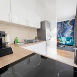 Erstklassiges Ferienapartment Citynah Mit 1 Schlafzimmer - Wifi, Tv, Kuechenzeile, Waschmaschine&trockner *