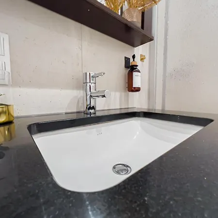 Apartment Erstklassiges Ferienapartment Citynah Mit 1 Schlafzimmer - Wifi, Tv, Kuechenzeile, Waschmaschine&trockner *