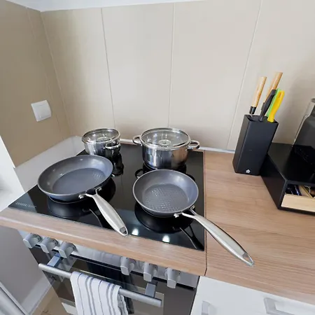 شقة Erstklassiges Ferienapartment Citynah Mit 1 Schlafzimmer - Wifi, Tv, Kuechenzeile, Waschmaschine&trockner لبسيا