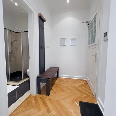 Erstklassiges Ferienapartment Citynah Mit 1 Schlafzimmer - Wifi, Tv, Kuechenzeile, Waschmaschine&trockner *