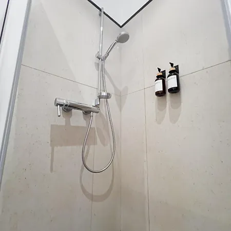 Erstklassiges Ferienapartment Citynah Mit 1 Schlafzimmer - Wifi, Tv, Kuechenzeile, Waschmaschine&trockner * Lipsko