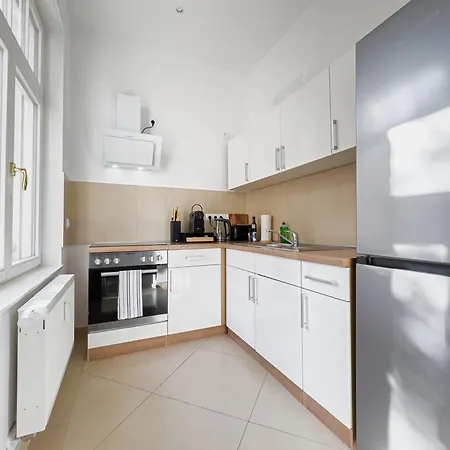 Erstklassiges Ferienapartment Citynah Mit 1 Schlafzimmer - Wifi, Tv, Kuechenzeile, Waschmaschine&trockner