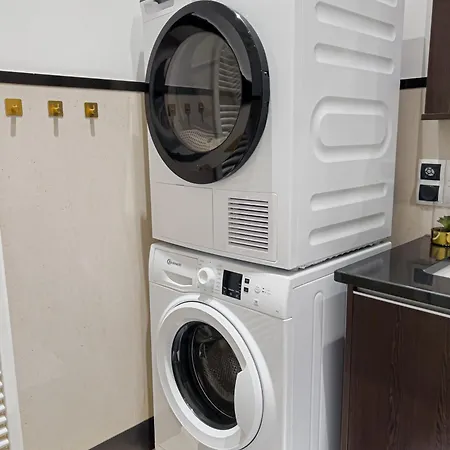 Erstklassiges Ferienapartment Citynah Mit 1 Schlafzimmer - Wifi, Tv, Kuechenzeile, Waschmaschine&trockner *